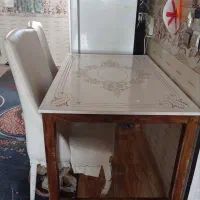 میز ناهار خوری بزرگ با ۴ عدد صندلی چرم در حد نو
