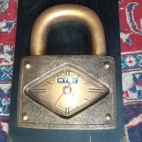 ساعت دیواری زیبا و خاص و شیک طرح قفل آویز