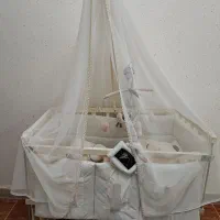 تخت کنار مادر