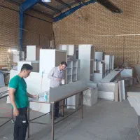 کارگر کارگاه کابینت سازی