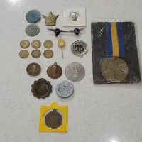 تعدادی اشیاء آنتیک و مدال و سکه