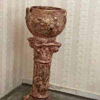گلدان بزرگ کنار سالنی