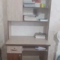 میز کامپیوتر و کتابخانه