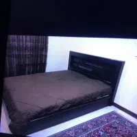 تخت دو نفره رنگ قهوه ای با تشک ودراور هفت کشو