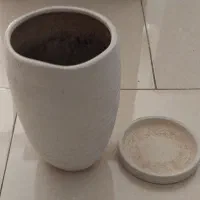 یک عدد گلدان سفالی همراه بازیر گلدانی سفالی