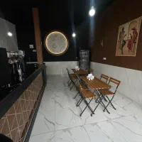 میز کافه و نئون