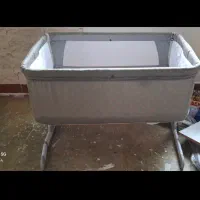 تخت کنار مادر