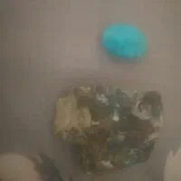 سنگ فیروزه و یک کلوخه سنگ باعشق