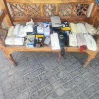 در بازکن تابان و تعدادی گوشی