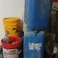 دوعددگالون ۶۰لیتری وتعدادی سطل ۲۰لیتری