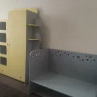 تخت کنار مادر و کمد