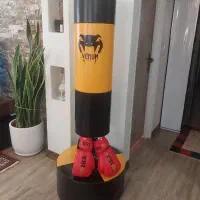 کیسه بوکس ایستاده و دستکش