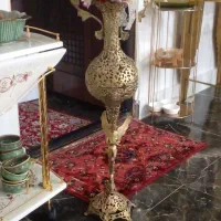 کنار سالنی و گلدان برنز