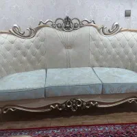 یک دست مبلمان ۹ نفره و میز وسط و ۲ گل میز با شیشه