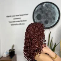 نیرو با تجربه و با مشتری در سالن زیبایی