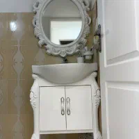 روشویی و آینه و شیر