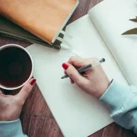 نویسنده هستم کاراتونو انجام میدم