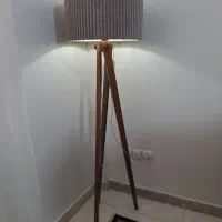 آباژور ایستاده