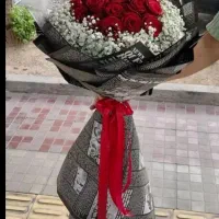 گل رز ۲۰شاخه  همراه دیزاین کامل بای بسته عروس ۷۰۰ت