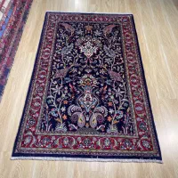 قالیچه اعلابافت ساروق زمینه سورمه ای نقشه یک طرفه