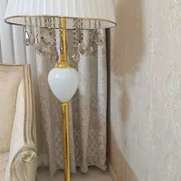 آباژور ایستاده
