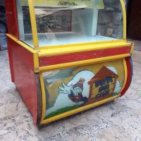 پیشخوان ویترینی شیک و جادار