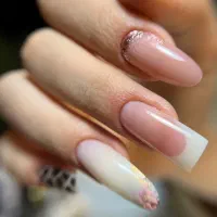 آموزش کاشت ناخن و خدمات حرفه‌ای