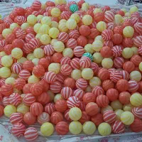 توپ رنگی به تعداد زیاد