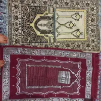 چند عدد جانماز و مفاتیح‌الجنان