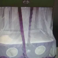 تخت کنار مادر