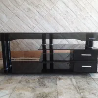 میز تلویزیون شیشه ای خیلی تمیز