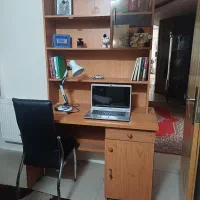 میز تحریر همراه کتابخانه