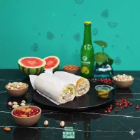 فروشنده و ساندویچ‌زن در فروشگاه ساندویچ سرد