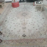یک عدد فرش نه متری و رو عدد کمد یک نفره