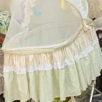گهواره ی کنار تخت مادر