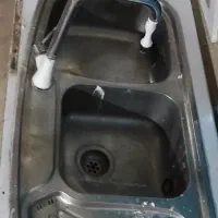 سینک ، صفحه کابینت و شیر آب