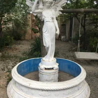 حوضچه همراه با فواره ( ابنما ) گلدان و نیمکت