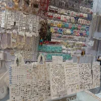 فروشنده خانم دنیای پرسینگ و اکسسوری بدلیجات