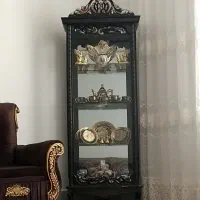 گنجه سالم و تمیز با لوازم داخل گنجه