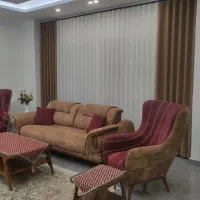 به یک خیاط خانم برای دوخت پرده در پرده سرای