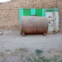 یک عدد تانک 3000 لیتری و یک درب گاراژ یا باغ