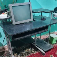 میز کامپیوتر با کامپیوتر