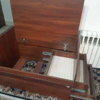 میز تحریر، کنار تخت مادر، کمد انبار