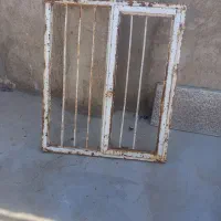 یک پنجره آهنی سرخس فروشی