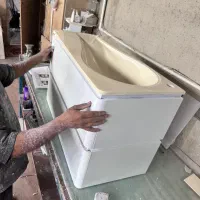 کارگر آشنا به تولید کابین روشویی و نقاشی