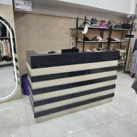 پیشخوان و ویترین مغازه پوشاک
