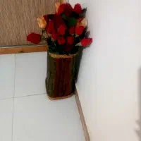 گل رز ،ساعت،میزبار چوبی ،تلفن