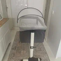تخت کنار مادر و تشک بازی