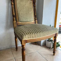 سه تا صندلی چوبی