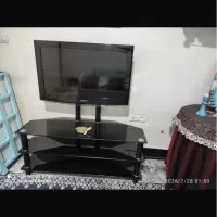 تلویزیون و میزش